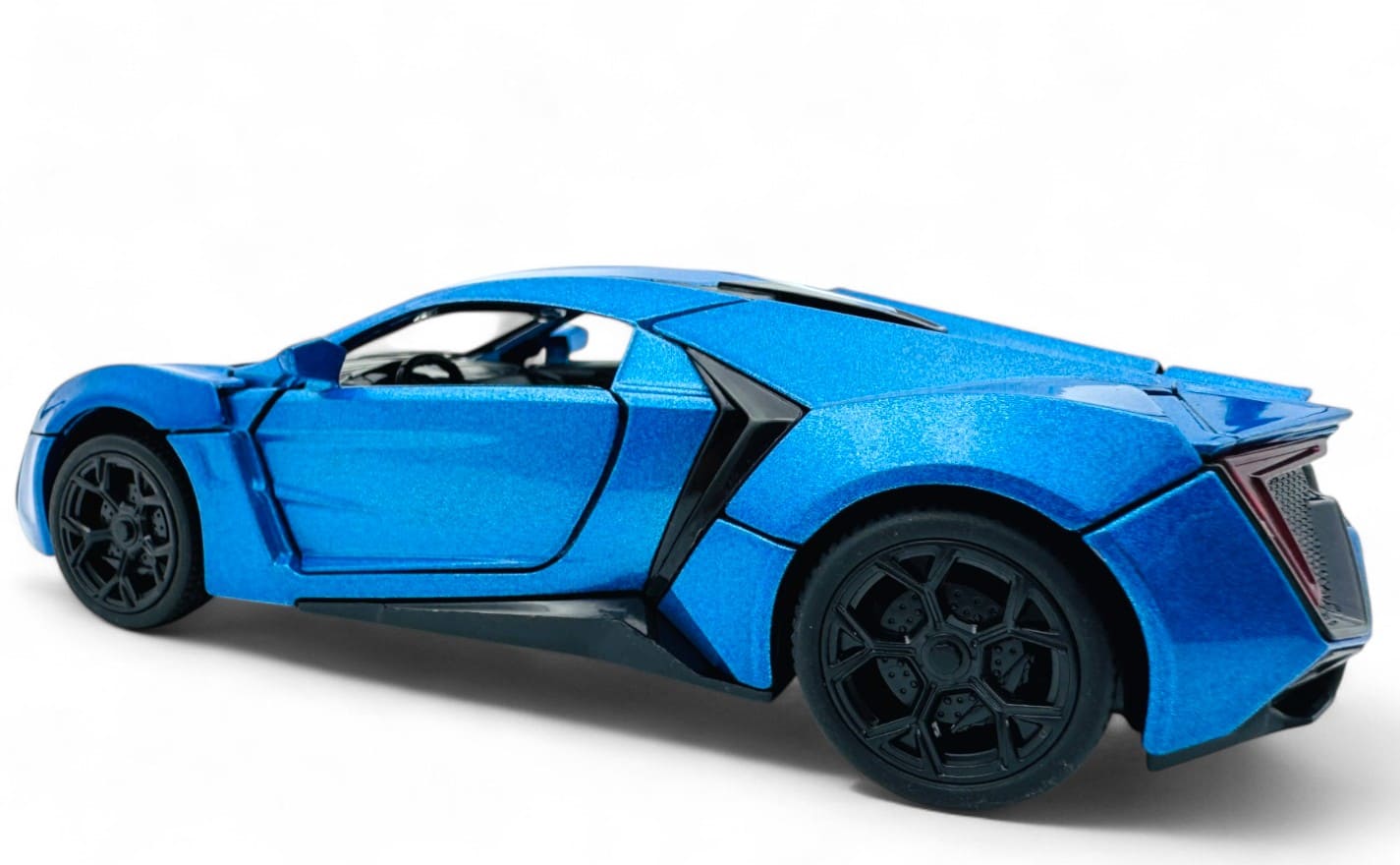 W Motors Lykan HyperSport 1:24  diecast scale model car collectible - Assorted Color